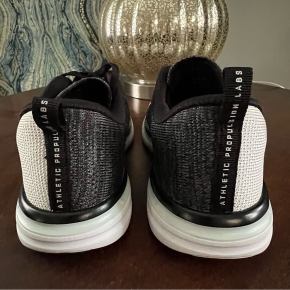 APL Women's 7.5 TechLoom Pro X Sneakers Running Shoes EUC White Black - Picture 7 of 12
